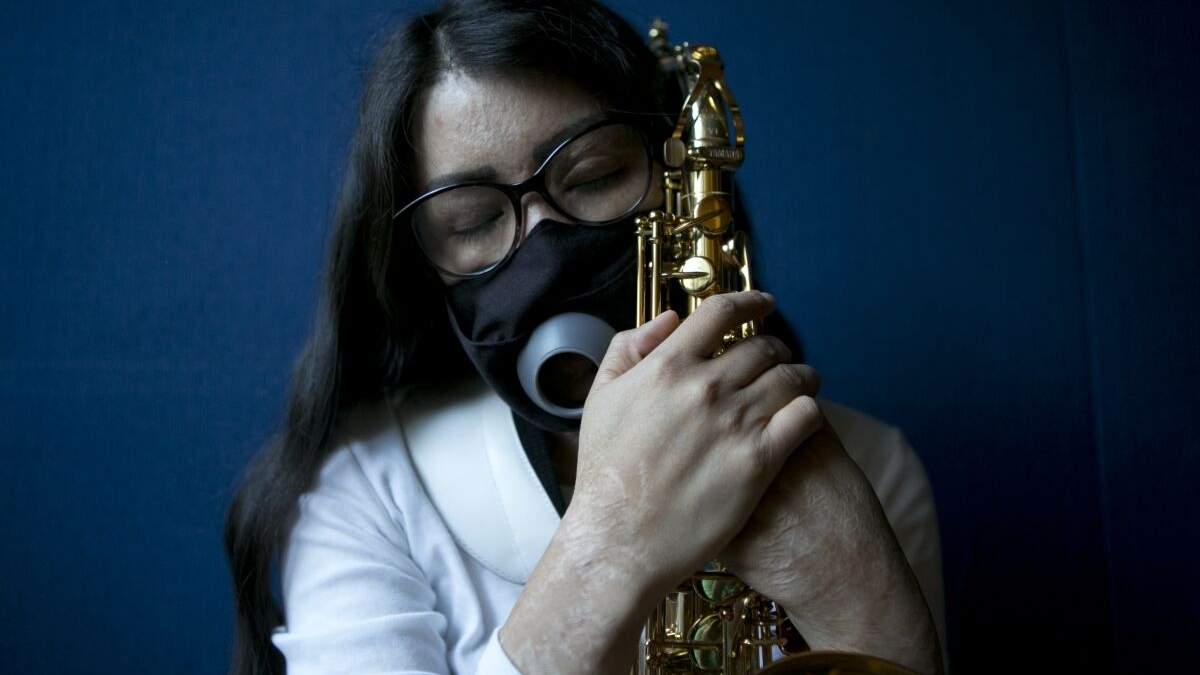 María Elena Ríos sostiene su saxofón al final de un ensayo en la facultad de música de la Universidad Nacional Autónoma de México, en la Ciudad de México, el martes 14 de febrero de 2023. El saxofón significa vida para Ríos, pero llegó a odiarlo porque casi le causa la muerte. Eso es lo que creyó por un tiempo la mexicana de 29 años sobreviviente de un ataque con ácido de su expareja.