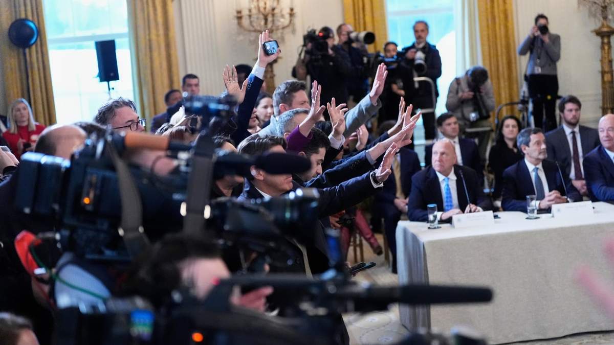 El presidente de EU, Donald Trump, responde a preguntas de los medios de comunicación durante una reunión con ejecutivos petroleros en la Casa Blanca, en Washington