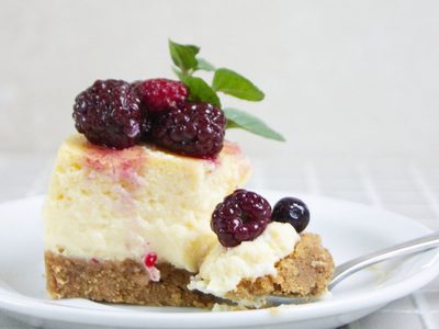Cuadraditos de cheesecake sin horno: rápidos de hacer y una tentación total para la merienda