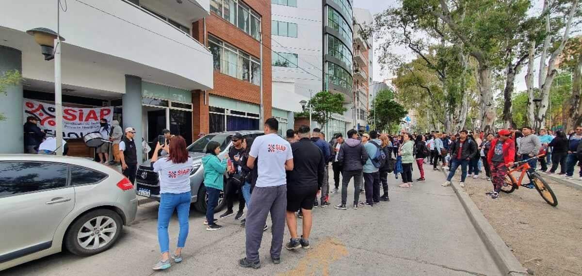 Concentración de los trabajadores frente a la Fiscalía de Estado. (Javier Manzano)