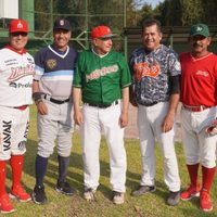 AMLO presume empate en partido de beisbol; equipo del IMSS metió "cachirules", acusa