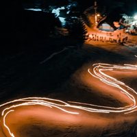 El inicio oficial de temporada en el Cerro Bayo se coronó con la primera bajada de antorchas