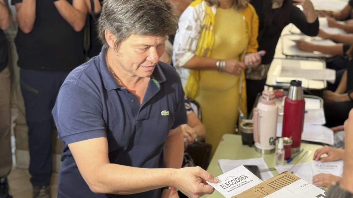 El actual diputado nacional y candidato de La Libertad Avanza, Lisandro Almirón, emite su voto
