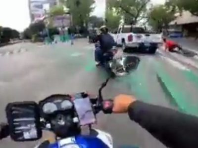 Camioneta a exceso de velocidad atropella a un ciclista y huye en Insurgentes (Video)