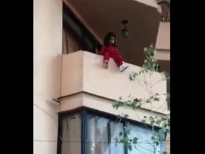 Niña sentada en el borde de un balcón es rescatada en la Miguel Hidalgo (Video)