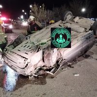 Tremendo vuelco en la ruta 22, a la altura de Plottier: dejó a dos personas hospitalizadas