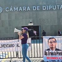 En las puertas de la Cámara de Diputados, acusan a legislador morenista de ser deudor alimentario