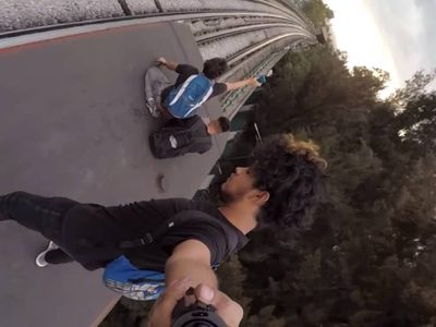Jóvenes "surfean" sobre un tren en la Línea 9 del Metro y lo presumen en video