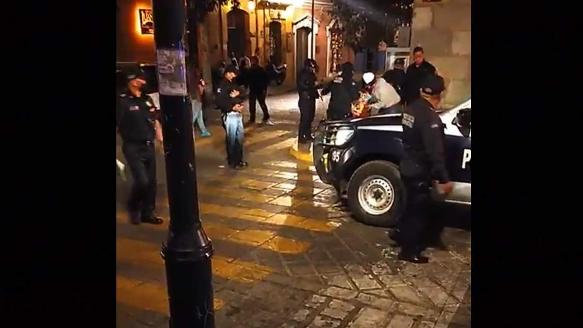 El momento en que los menores de edad son detenidos por policías