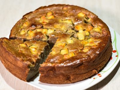 Con 1 banana y 1 manzana: prepará esta torta baja en calorías para una merienda sana y rica