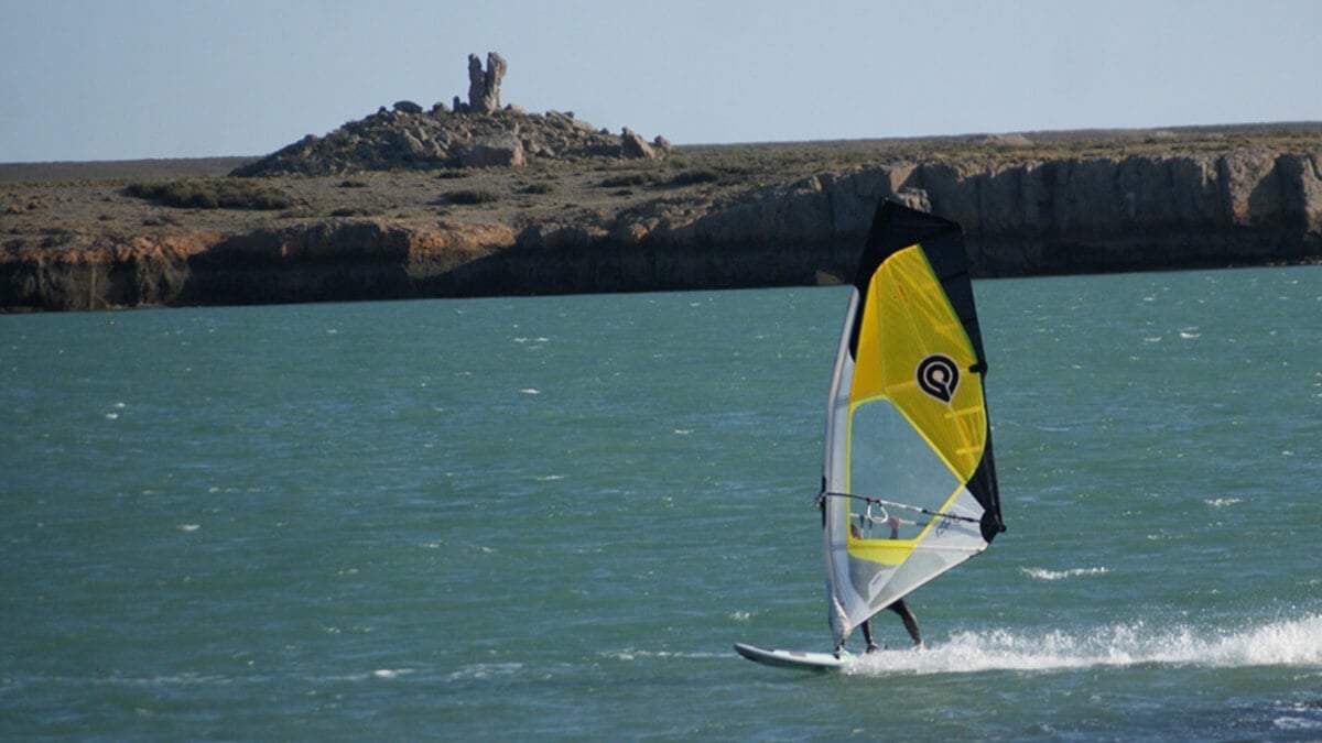 Windsurf, excursiones y gastronomía. Fuente: (Twitter)