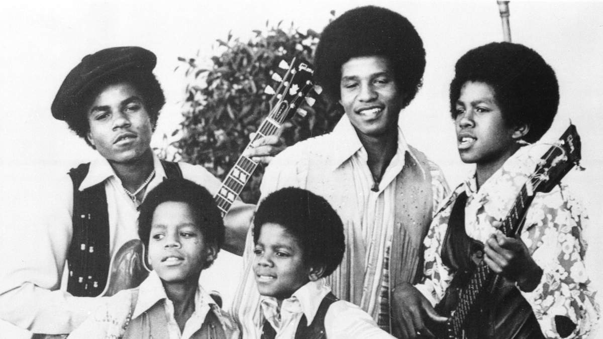 Los Jackson 5: Michael Jackson, frente a la derecha; Marlon Jackson, frente a la izquierda; Tito Jackson, atrás a la izquierda; Jackie Jackson, centro atrás; y Jermaine Jackson, atrás a la derecha