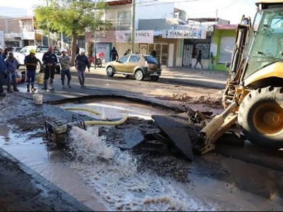Barrios del oeste de Neuquén quedaron sin agua potable por la rotura de un caño de distribución