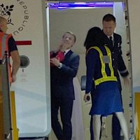 Macron recibe un manotazo de su esposa; el presidente francés dice que estaban bromeando (Video)
