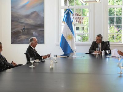 Alberto Fernández analiza volver a abrir los comercios