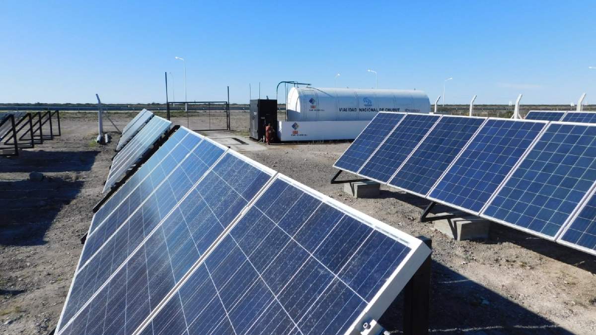 Parque solar en el campamento de Puerto Lobos. Fuente: (Twitter)
