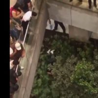 Cae joven del primer piso de plaza Las Antenas, en Iztapalapa (Video)