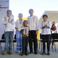 En enlace a la mañanera,  presidenta Sheinbaum y Américo entregan viviendas a familias de pescadores
