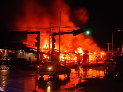 Un incendio consume al menos 20 puestos en la Central de Abastos de Acapulco