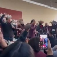 Abuchean y lanzan huevos a Mario Delgado en Durango