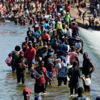 Grave crisis migratoria: unos 13 mil migrantes cruzaron a Estados Unidos y esperan bajo un puente