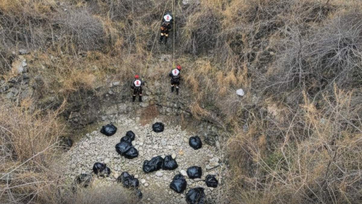 Cuerpos de rescate recuperan bolsas con restos humanos en Cañada de Morelos, Puebla