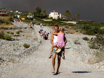 Grecia evacúa a 19 mil personas por un incendio en la isla de Rodas