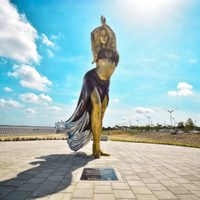 Ciudad natal de Shakira devela una estatua gigante de la estrella colombiana