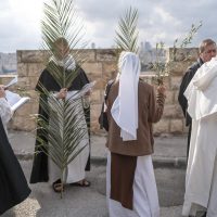 Miles de personas celebran Domingo de Ramos en Jerusalén