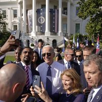 Popularidad de Biden sube antes de elecciones de noviembre
