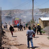 Un voraz incendio en la toma 7 de Mayo arrasó con una casilla