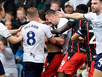 Suspenden ocho partidos a futbolista que mordió a su rival en Inglaterra (Video)