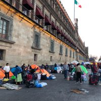 Desplazados de Guerrero levantan plantón de Palacio Nacional tras 38 días