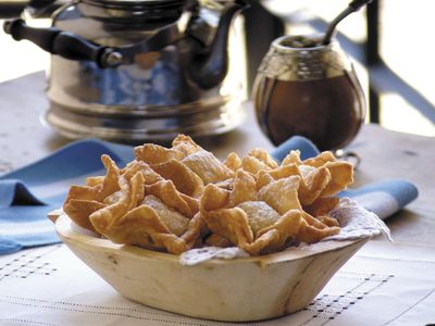 Con solo 4 ingredientes, prepará estos crujientes y deliciosos pastelitos del 25 de mayo