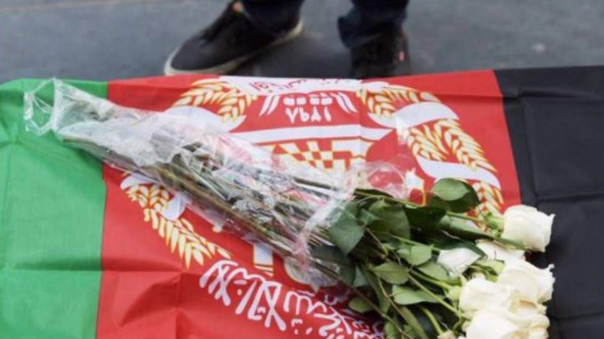 Flores sobre una bandera de Afganistán durante una manifestación contra los ataques con drones en Kabul