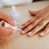 Nail Art en clave minimalista: ideas elegantes para lucir uñas cortas impecables y nada aburridas