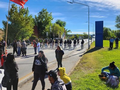 Organizaciones sociales protestaron en los puentes carreteros de Neuquén y Cipolletti