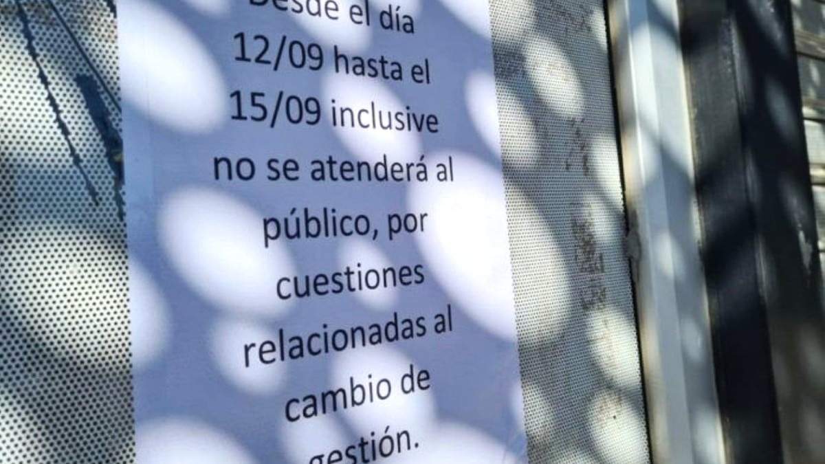 Cartel colocado en las puertas de la Municipalidad. Fuente: (Facebook)