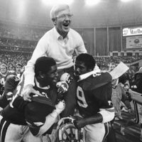 Muere Lou Holtz, figura del futbol americano universitario y campeón con Notre Dame en 1988