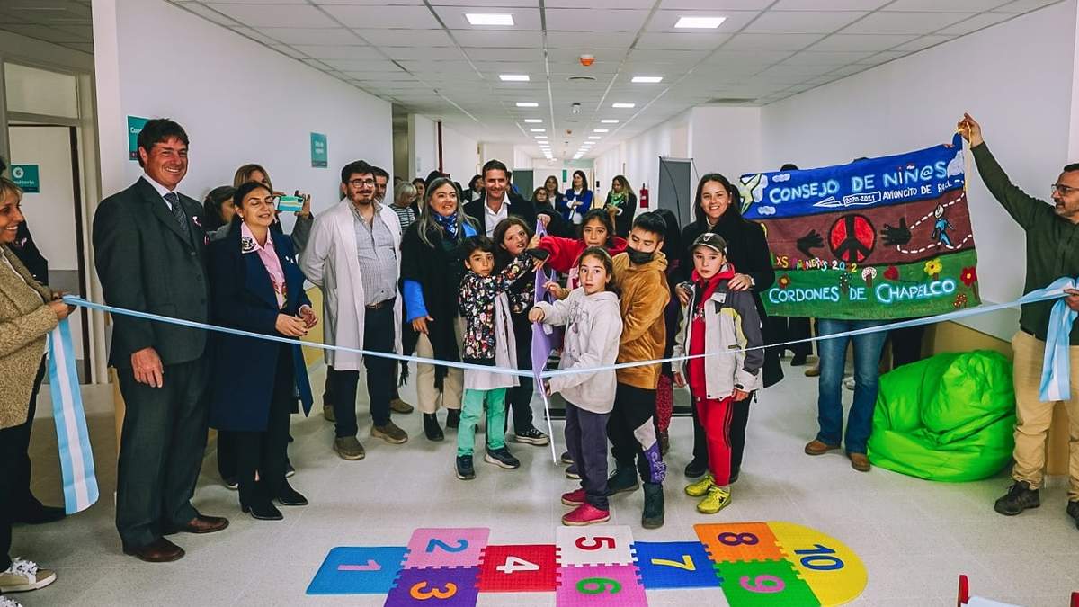 Inaugurando la sala de espera del servicio de Pediatría hospital Ramón Carrillo de San Martín de los Andes. Fuente: (Facebook)