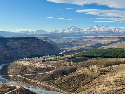 Alto Neuquén: el pueblo patagónico donde nace una ciudad y ahora suma un increíble laberinto