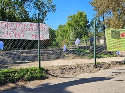 Los autoconvocados de Desarrollo Social llevaron su reclamo a la casa de Omar Gutiérrez