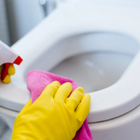 3 tips de limpieza caseros que seguro no conocías para dejar tu baño sin hongos y con el piso brillante