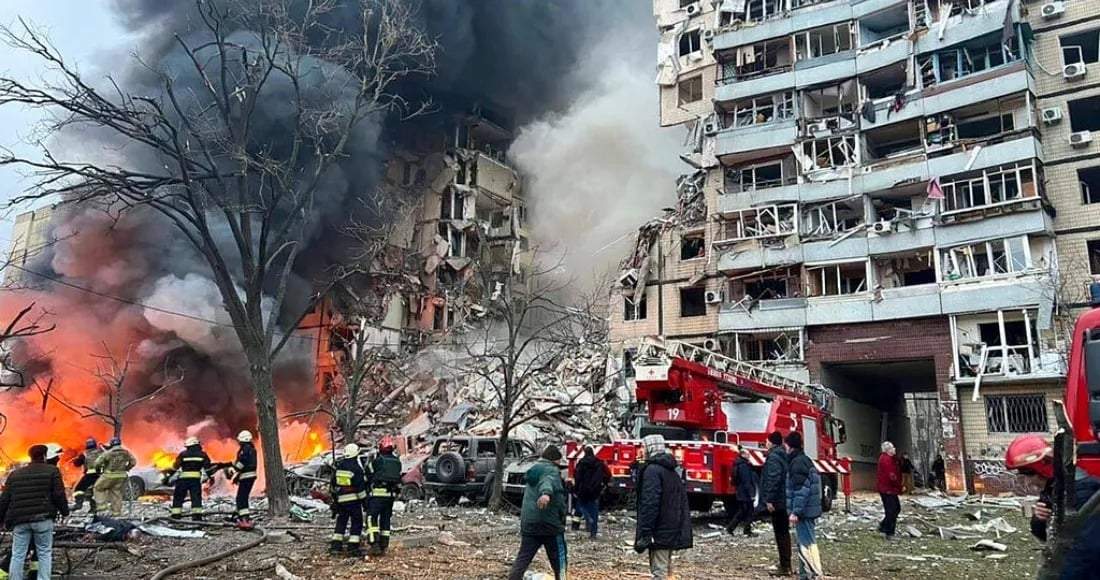 Al menos 12 muertos en ataques rusos en Ucrania; continúan tareas de rescate en edificio residencial