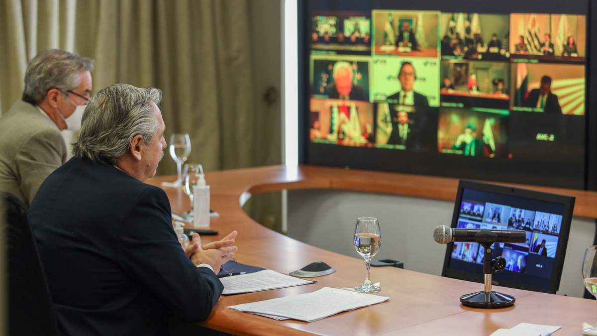 El presidente de Argentina, Alberto Fernández, en reunión telemática con varios de sus homólogos regionales. Fuente: (Twitter)