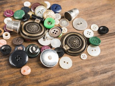 Con botones y un rollo de papel de cocina, armá esta preciosa y práctica idea para ordenar tus collares