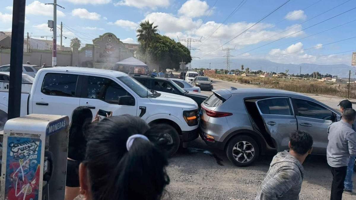 La camioneta en la que viajaba el agente de la Fiscalía de Baja California