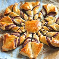 Con solo 2 ingredientes, y en pocos minutos, hacé esta rosca de dulce leche ideal para acompañar unos ricos mates
