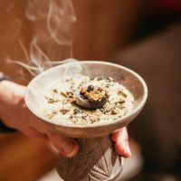 Fuera mosquitos este verano: así de fácil es hacer sahumerios de citronela y despedite de repelentes y espirales