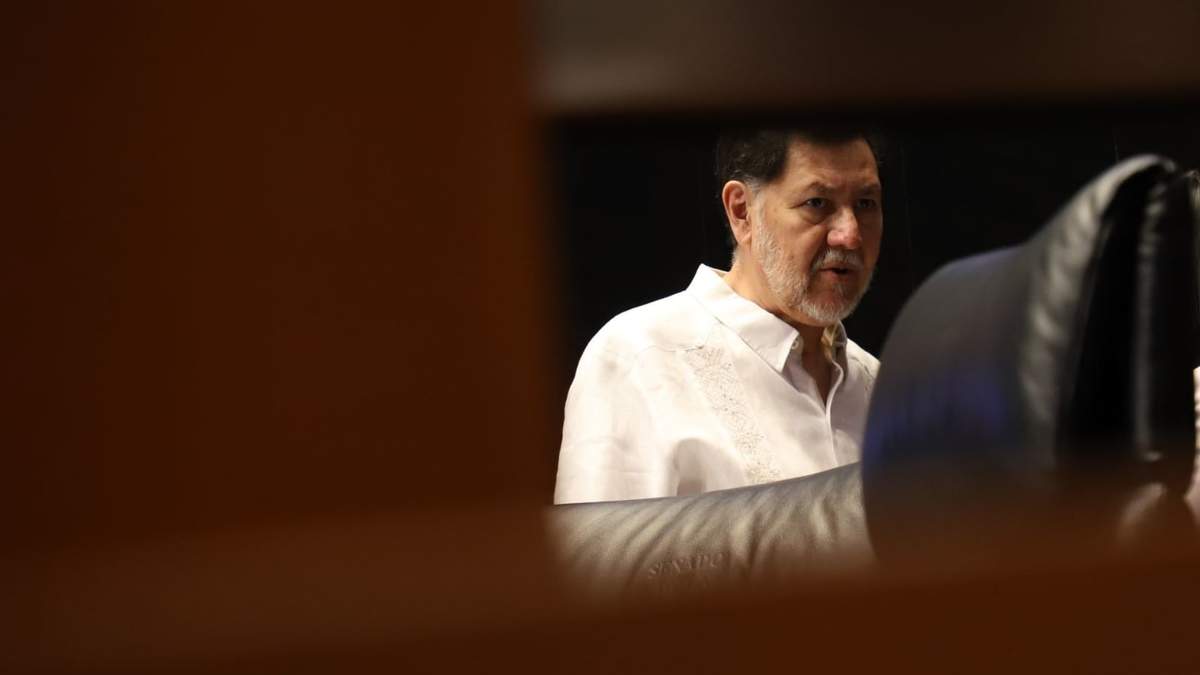 Gerardo Fernández Noroña, presidente de la Mesa Directiva, previo al inicio de la sesión ordinaria en el Senado